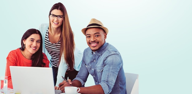 Image composée de jeune équipe créatrice ayant une réunion