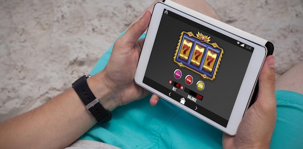 Image composée de machine à sous avec des icônes et des symboles sur l'écran mobile