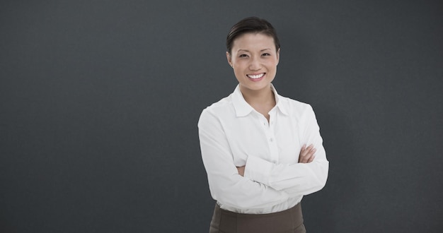 Image composée de portrait de belle femme d'affaires avec des bras croisés sur le fond blanc