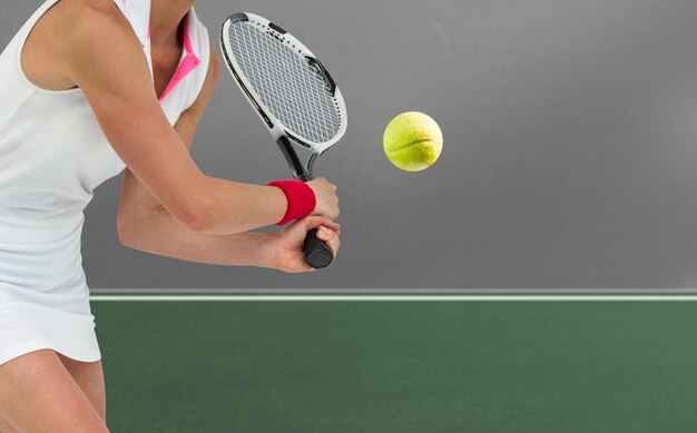 Image composite de l'athlète jouant au tennis avec une raquette