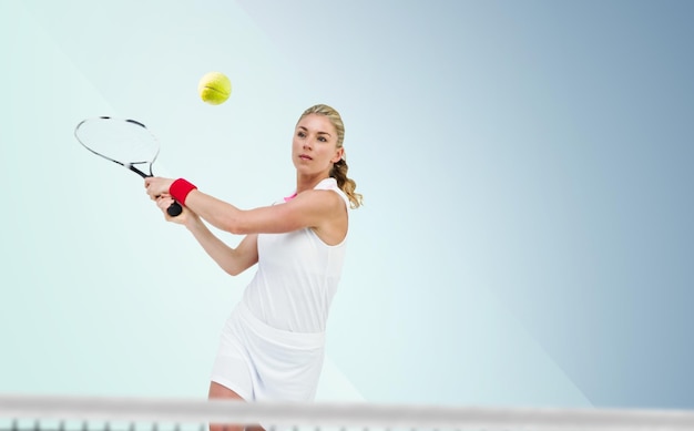 Image composite de l'athlète jouant au tennis avec une raquette