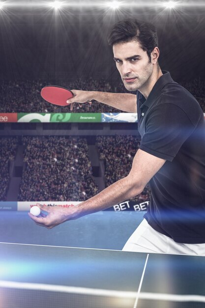 Image composite d'un athlète masculin confiant jouant au tennis de table