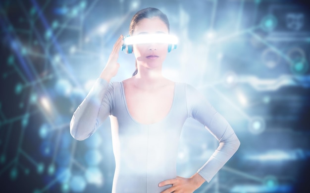 Image composite de belle femme à l'aide de lunettes vidéo virtuelles