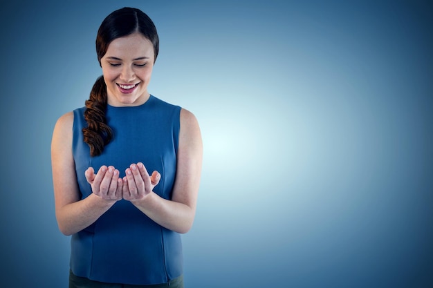 Image composite de belle femme heureuse avec les mains en coupe