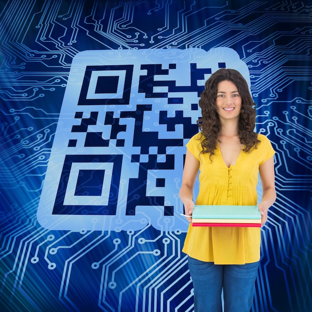 Image composite de brunette souriante aux cheveux bouclés tenant des cahiers