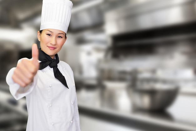 Image composite d'une cuisinière souriante gesticulant les pouces vers le haut dans la cuisine