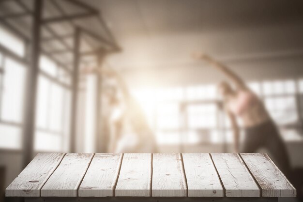 Image composite de deux personnes en forme faisant du fitness