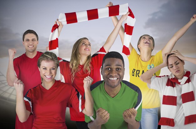 Photo image composite de divers fans de football contre un grand stade de football sous un ciel bleu nuageux