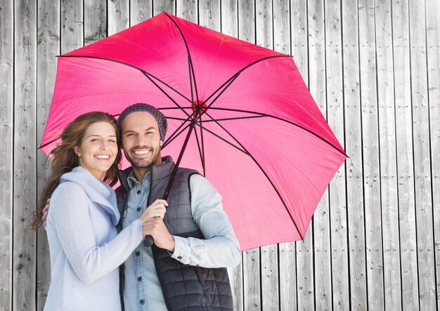 Image composite du couple avec parapluie