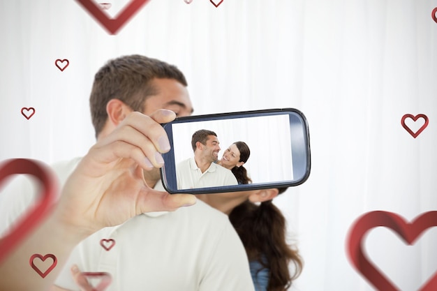 Image composite du couple de la Saint-Valentin prenant un selfie