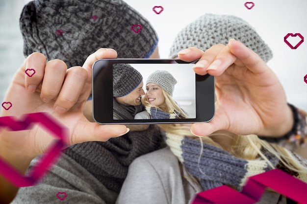 Image composite du couple de la Saint-Valentin prenant un selfie