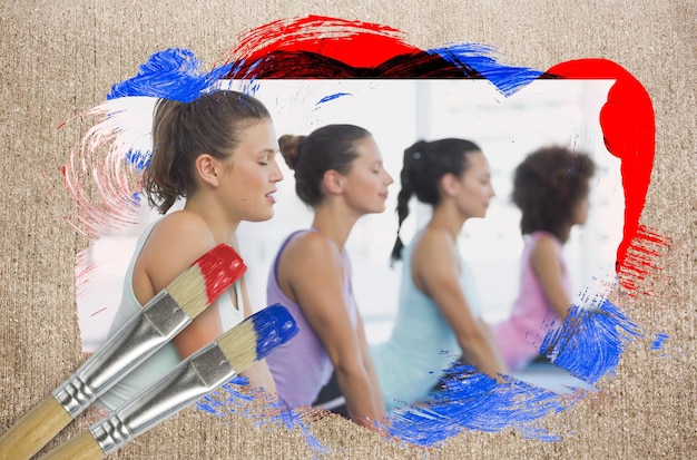 Photo image composite du cours de yoga dans la salle de sport contre une surface altérée avec des pinceaux