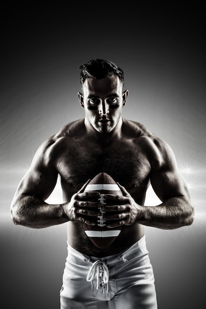 Image composite du joueur de football américain torse nu avec ballon
