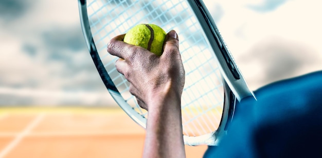 Photo image composite du joueur de tennis tenant une raquette prête à servir