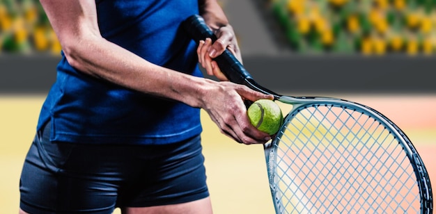 Image composite du joueur de tennis tenant une raquette prête à servir