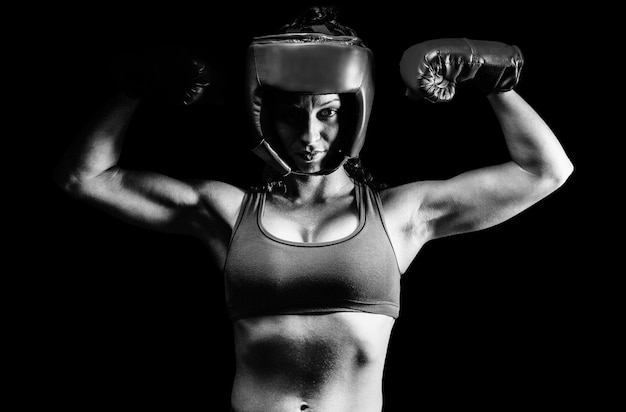 Image composite du portrait d'une combattante confiante qui fléchit les muscles