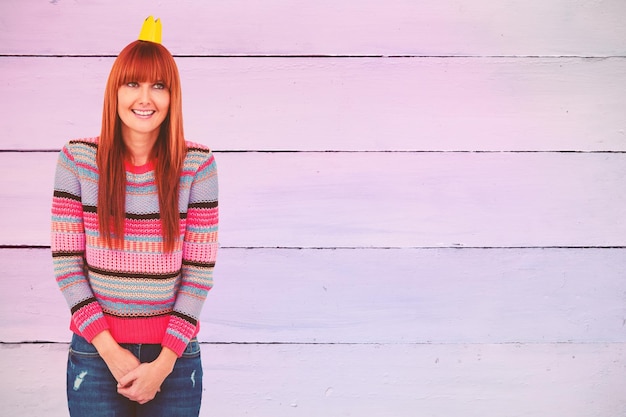 Photo image composite du portrait d'une femme hipster souriante portant un chapeau