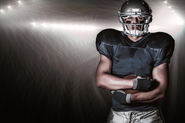 Image composite du portrait d'un joueur de football américain confiant en uniforme