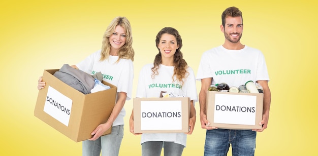 Image composite du portrait de trois jeunes souriants avec des boîtes de dons