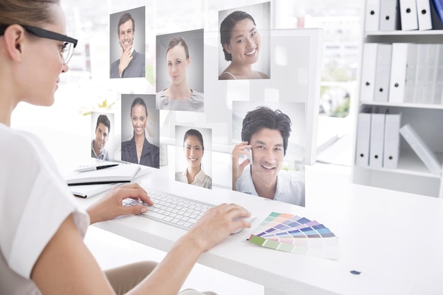 Image composite de l'éditeur de photos féminin travaillant sur ordinateur