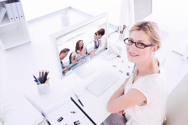 Image composite de l'éditeur de photos féminin travaillant sur ordinateur