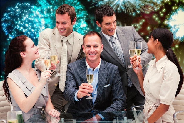 Image composite d'une équipe commerciale souriante célébrant un succès avec du champagne