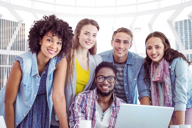 Image composite d'étudiants en mode travaillant en équipe