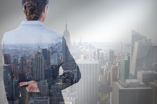 Image composite de femme d'affaires avec les doigts croisés derrière son dos sur fond blanc