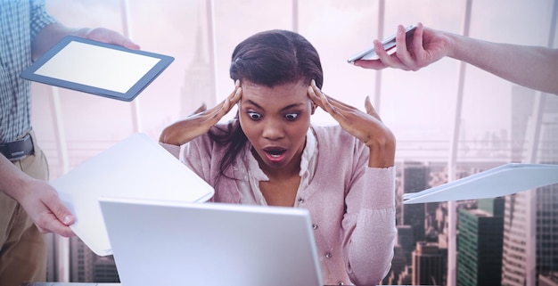 Photo image composite de femme d'affaires stressée au travail