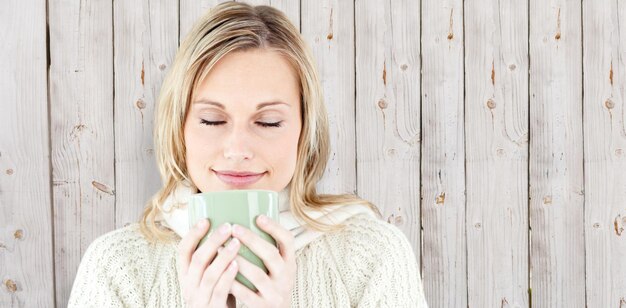 Image composite de femme heureuse bénéficiant d'un café chaud debout