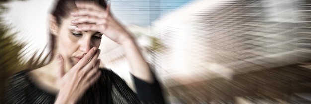 Image composite de femme malade avec la main sur la tête