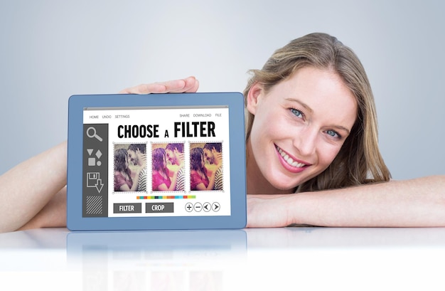 Image composite de femme montrant tablet pc