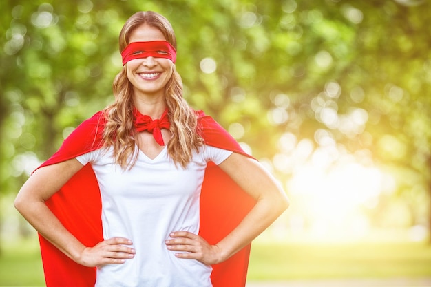 Photo image composite de femme se faisant passer pour un super-héros