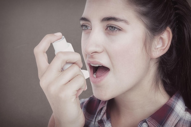 Image composite de femme souffrant d'asthme à l'aide de l'inhalateur d'asthme