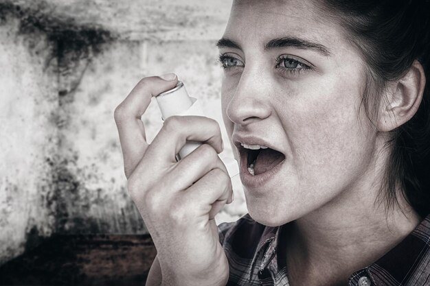 Image composite de femme souffrant d'asthme à l'aide de l'inhalateur d'asthme