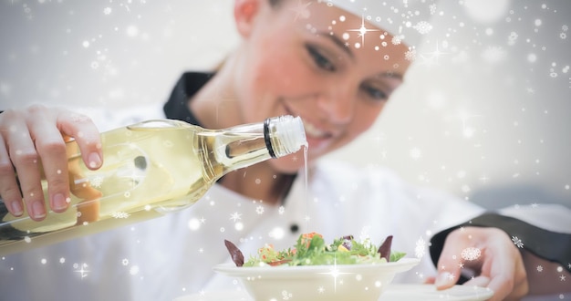 Image composite d'une femme souriante chef s'habillant d'une salade