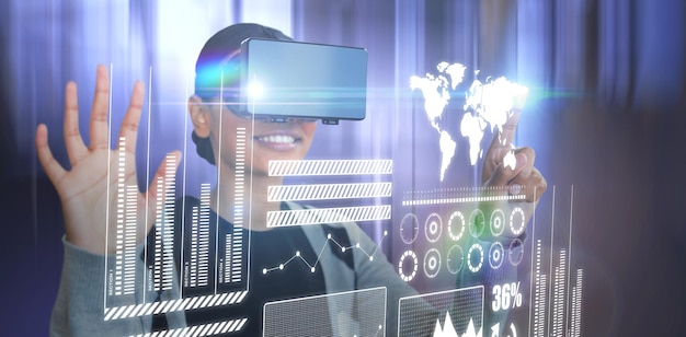 Image composite d'une femme souriante faisant des gestes tout en portant des lunettes de réalité virtuelle noires