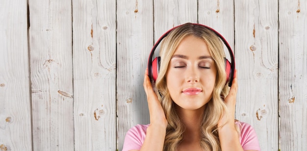 Image composite de gros plan d'une femme écoutant de la musique