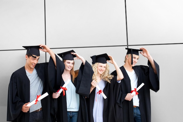 Image composite d'un groupe d'adolescents célébrant après l'obtention du diplôme