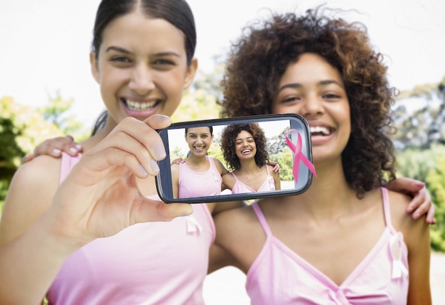 Photo image composite de hand holding smartphone montrant une photo de militants du cancer du sein