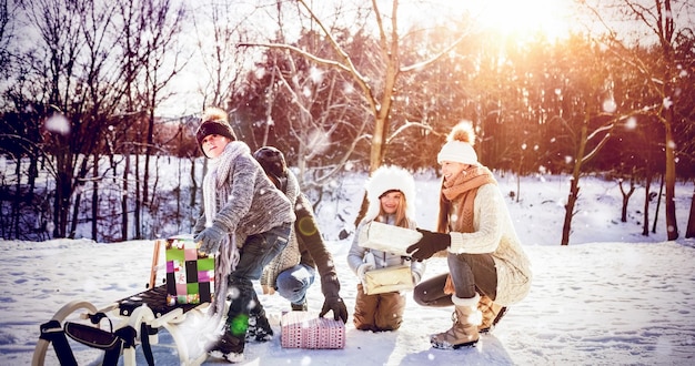 Image composite de happy family holding présente