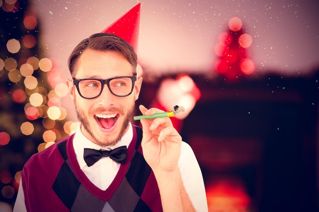 Image composite de hipster geek en chapeau de fête avec corne