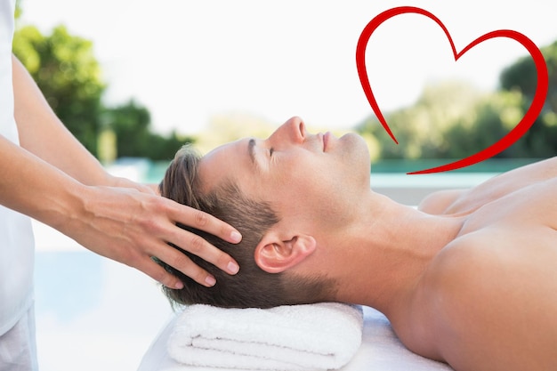 Image composite d'un homme paisible recevant un massage de la tête au bord de la piscine