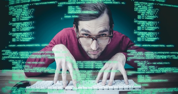 Image composite d'un homme portant des lunettes tapant sur un clavier d'ordinateur