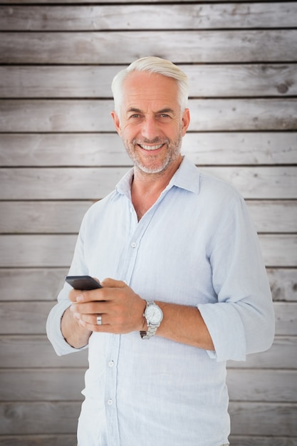 Image composite de l'homme souriant envoyant un message texte