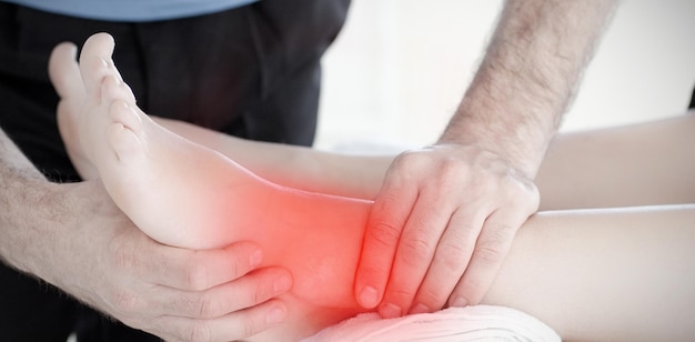 Image composite de jeune femme bénéficiant d'un massage des pieds