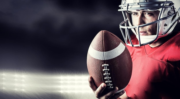 Image composite de joueur de football américain confiant avec ballon