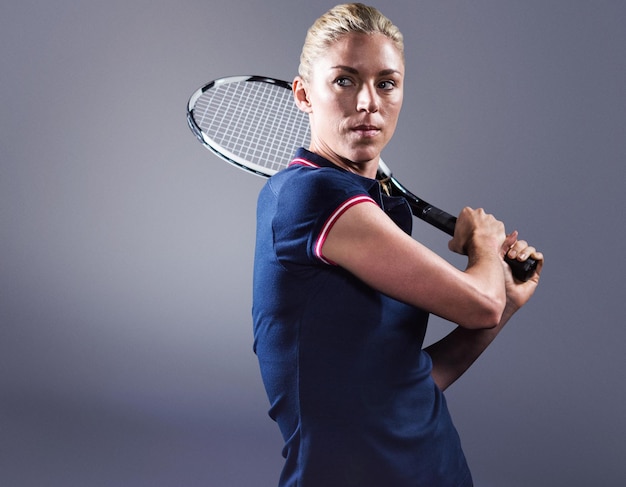 Image composite de joueur de tennis jouant au tennis avec une raquette