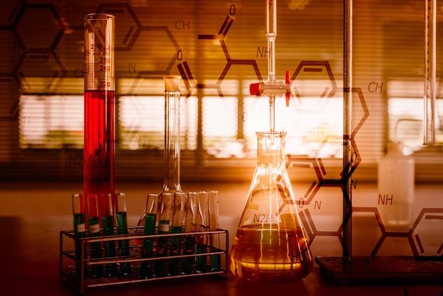 Image composite numérique de l'équipement de laboratoire et des formules scientifiques