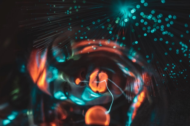 Photo image composite numérique d'une femme et d'une boule de plasma avec des fibres optiques